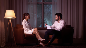 Pani siedzi na kanapie a psycholog robi notatki
